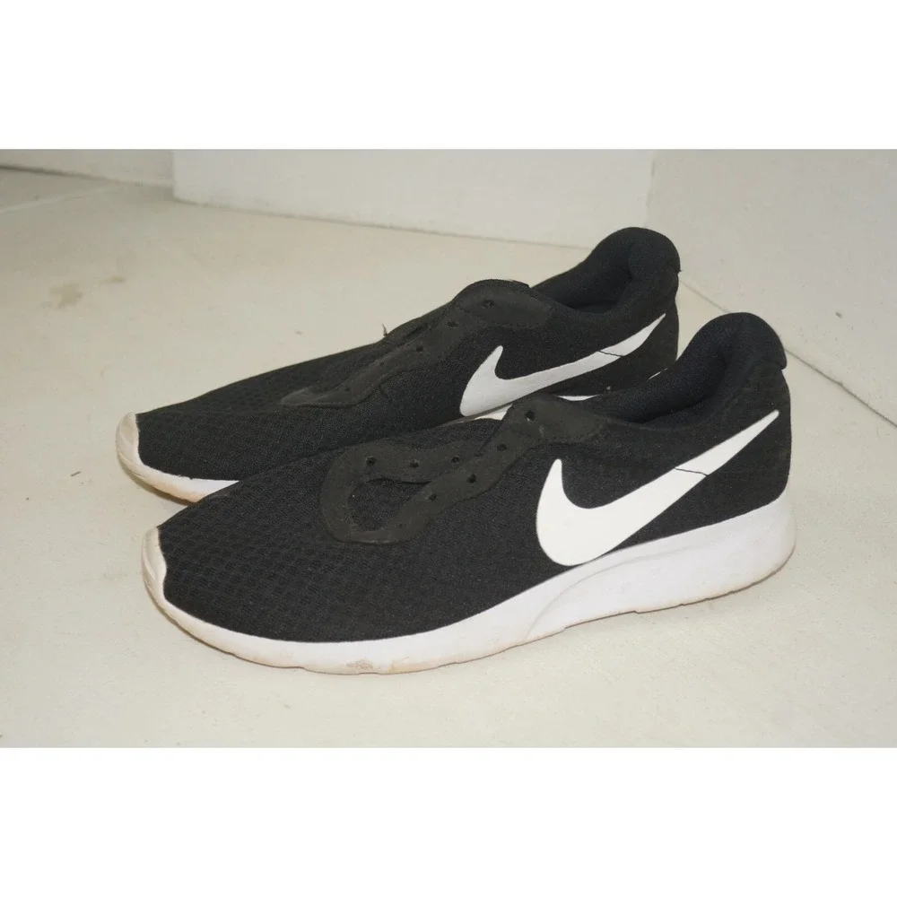 Nike Tanjun Womens Size 7.5 Running Shoes Black White Athletic Training Sneakers